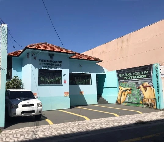 Fachada da sede física da Techboard em Santo André, representando a infraestrutura de TI e a base tecnológica necessária para garantir alta disponibilidade e performance para empresas.